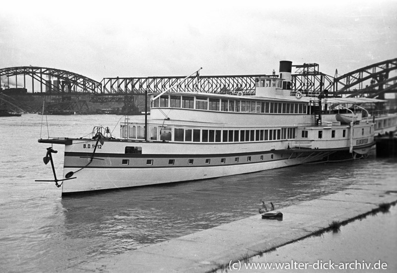 Ausflugsdampfer vor der Hohenzollernbrücke 1948