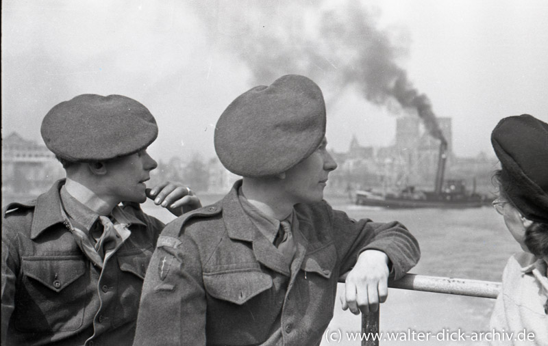Besatzungssoldaten bei einer Schiffstour 1947