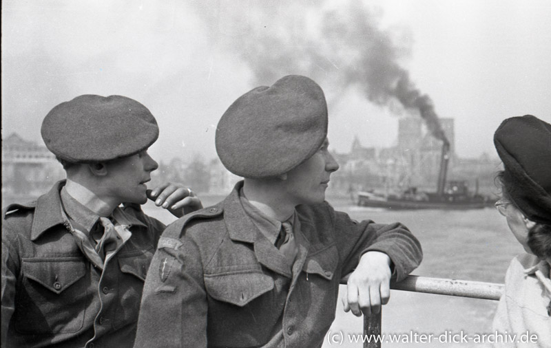WDA135-022 Besatzungssoldaten bei einer Schiffstour 1947
