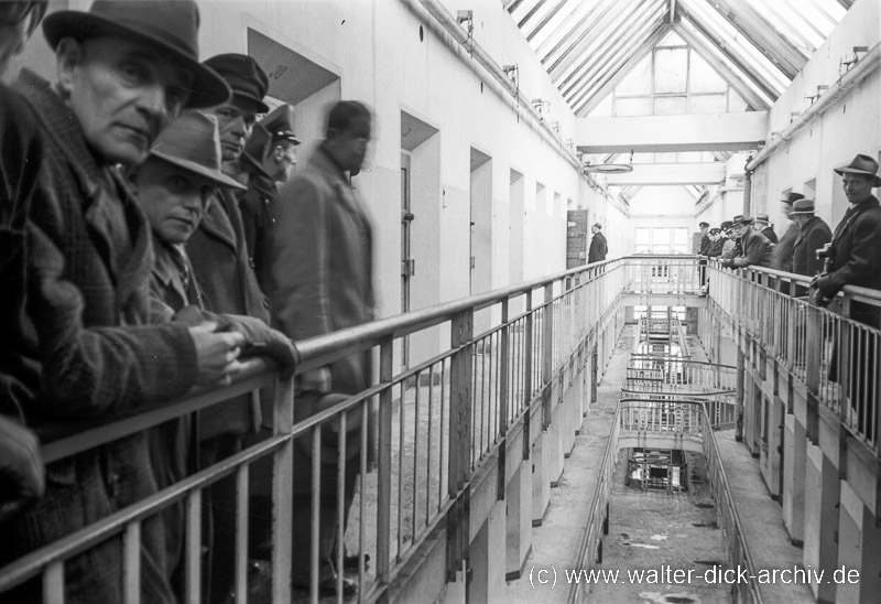 Prozessbeteiligte auf dem Zellengang Hoegen Prozess 1949