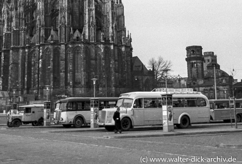Auf dem Busbahnhof 1951