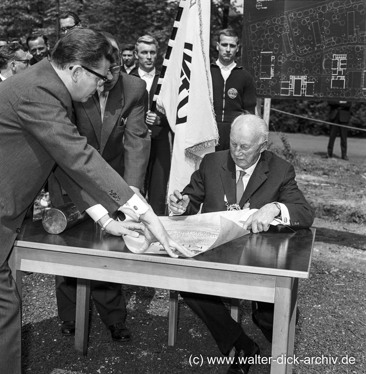 Carl Diem unterschreibt die Gründungsurkunde 1960