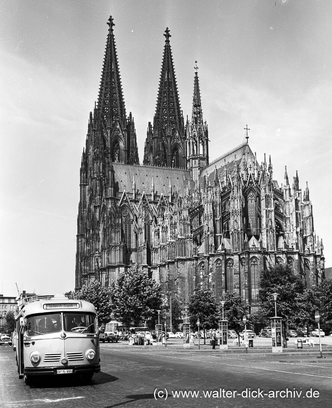 Auf dem Busbahnhof 1958