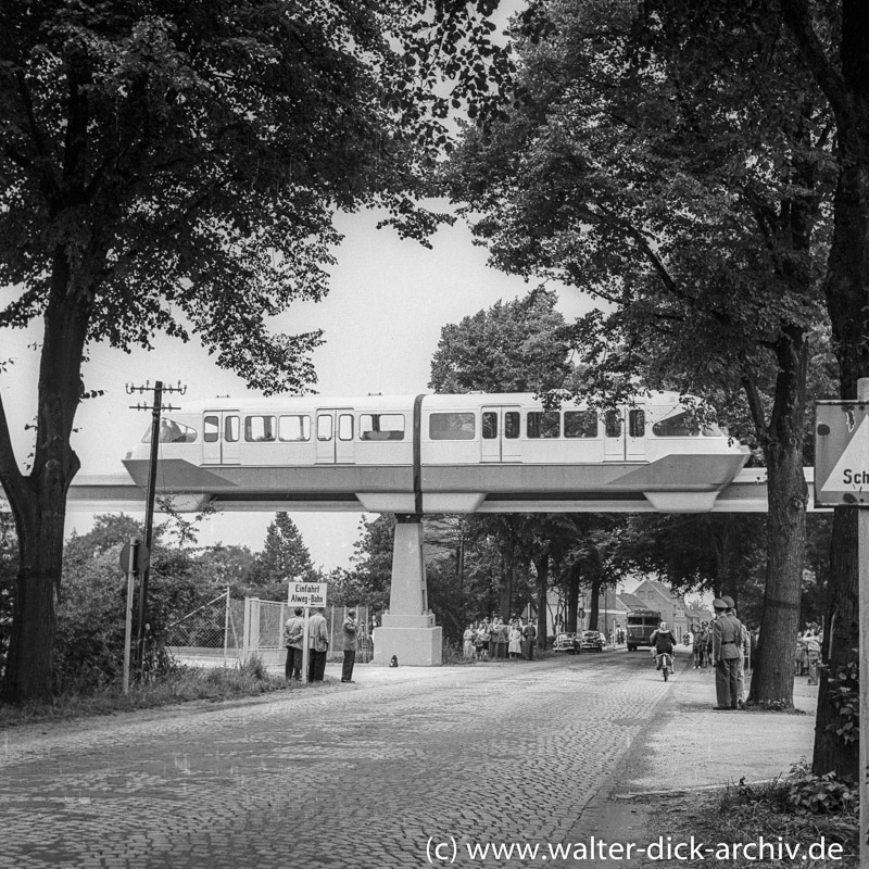 ALWEG-Bahn Überquerung der Neusser Landstraße 1957