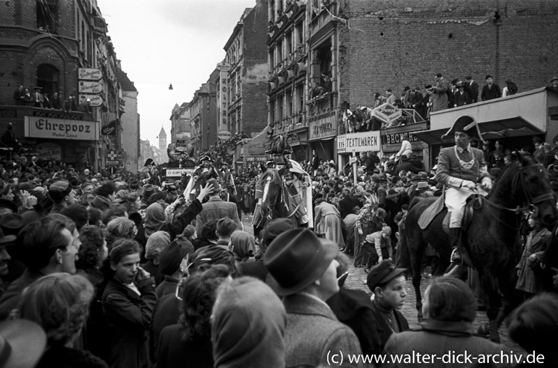 Rosenmontagszug auf der Ehrenstraße 1951