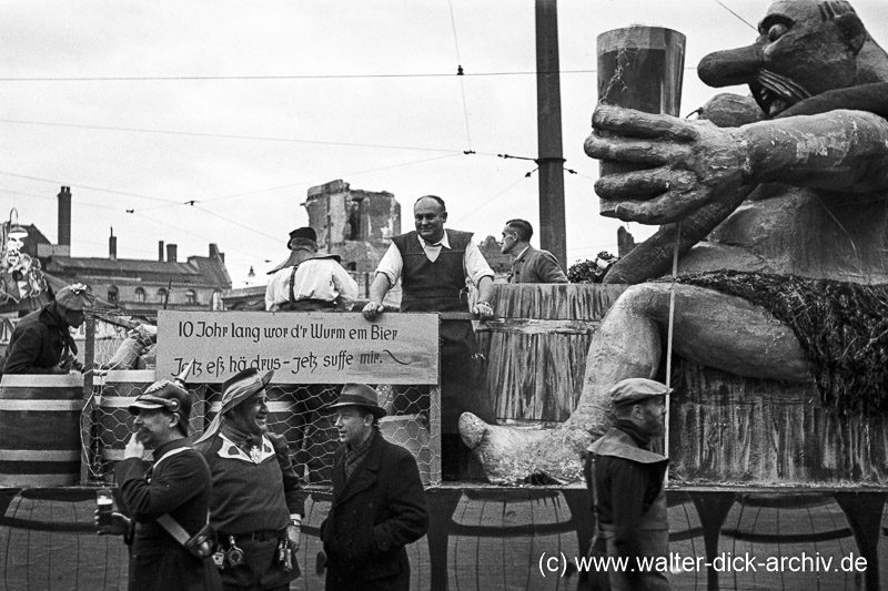 Im Rosenmontagszug 1950