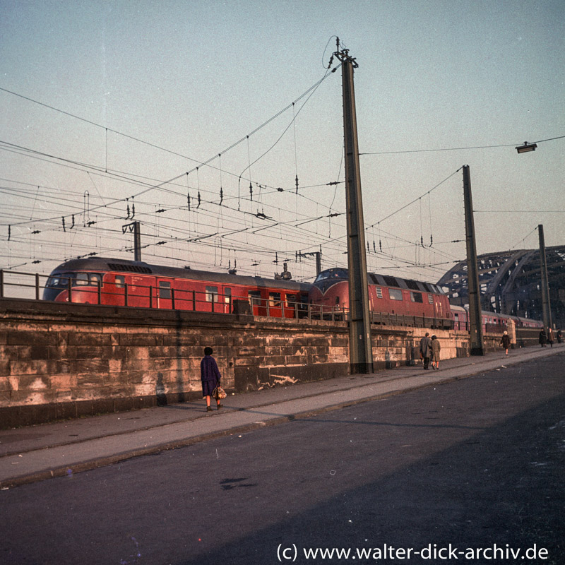 Dieselloks auf der Zufahrt zur Hohenzollernbrücke 1963