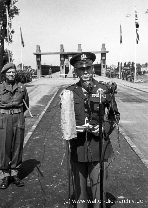 Amerikanischer General spricht zur Eröffnung der Patton-Brücke 1946