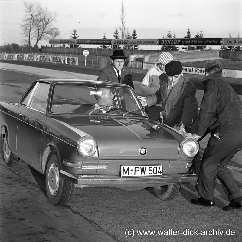Graf Berghe von Trips schiebt mit. 1959