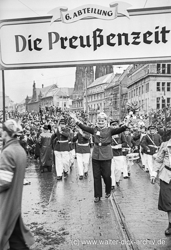 Im Rosenmontagszug 1950