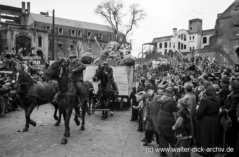 Festwagen im Rosenmontagszug 1951