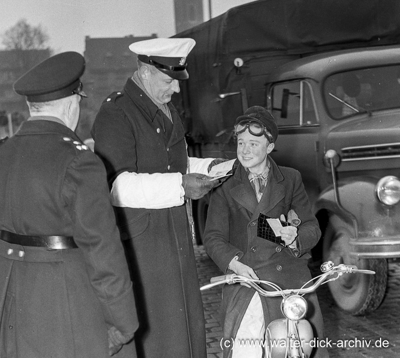 Zweiradkontrolle - Polizeiarbeit 1954