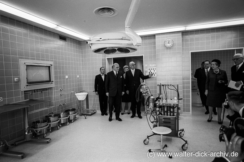 Der Ministerpräsident besichtigt einen OP-Saal 1967