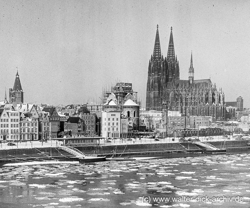Eisgang auf dem Rhein vor der Altstadt 1956