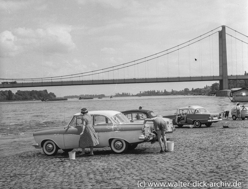Autowäsche am Rhein 1960