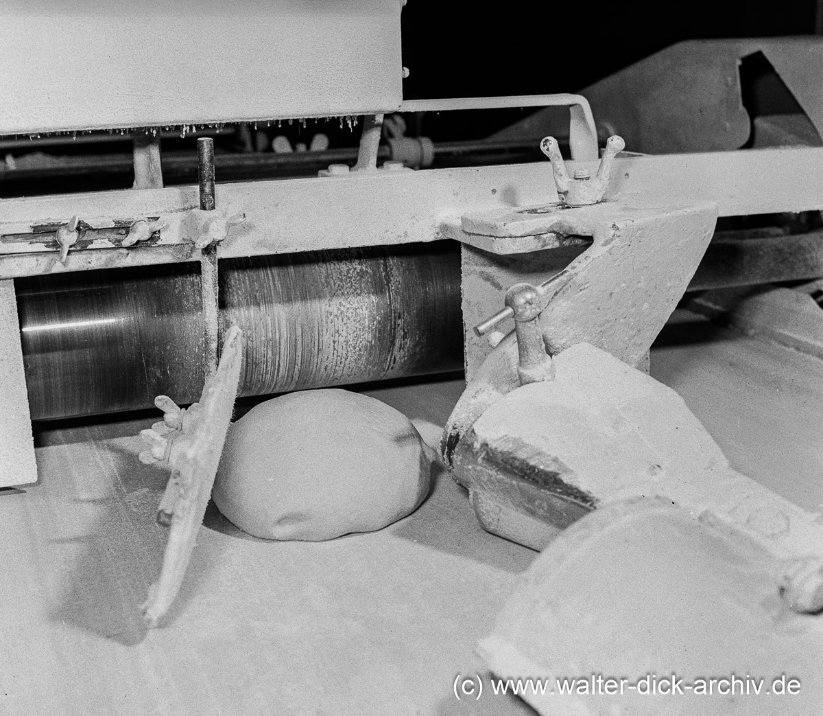 Neue Technik in der Backstube 1963
