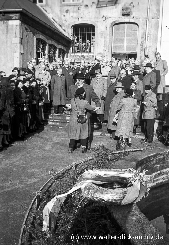 Kranzniederlegung am Ostermannbrunnen 1951