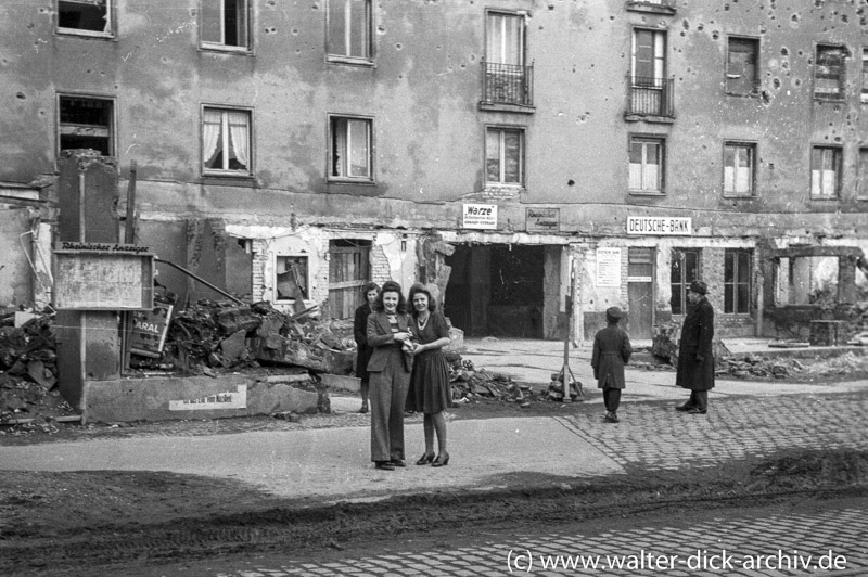 Zwei junge Damen vor der deutschen Bank 1946
