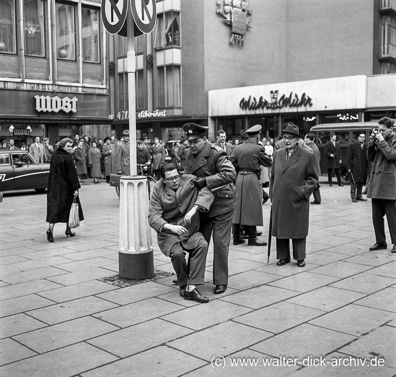 Aufhebung eines Sitzstreiks - Polizeiarbeit 1967