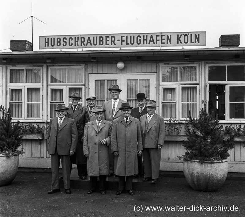 80-jährige Senioren beim Hubschrauberflug 1957