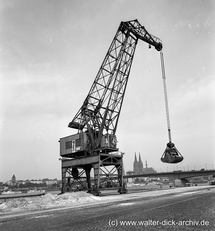 Verladebagger auf der  Deutzer Werft 1963