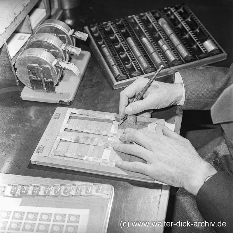 Kriegsblinder Postbeamter an einer Braille Schreibmaschine 1958