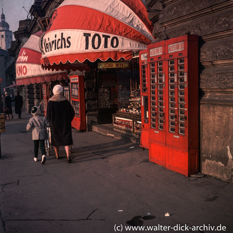 Ladenlokale unter der Hohenzollernbrücke 1970