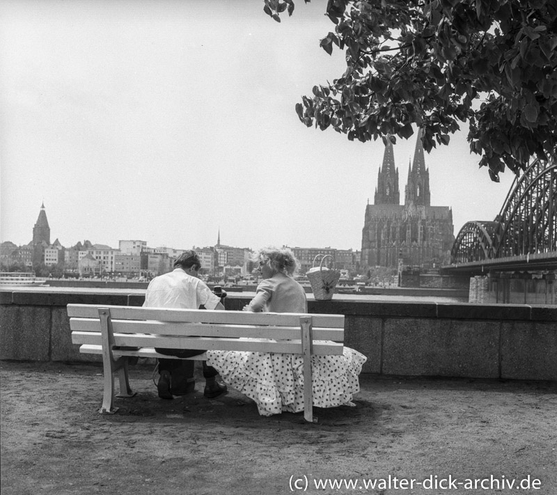 Junges Paar an der Hohenzollernbrücke
