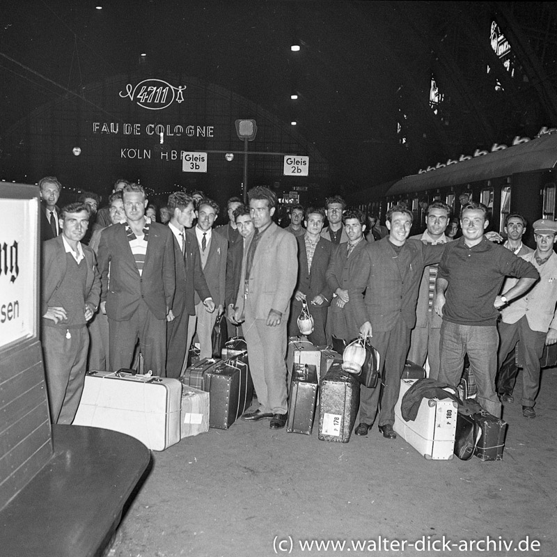 Gastarbeiter für Ford Köln auf dem Kölner Hauptbahnhof