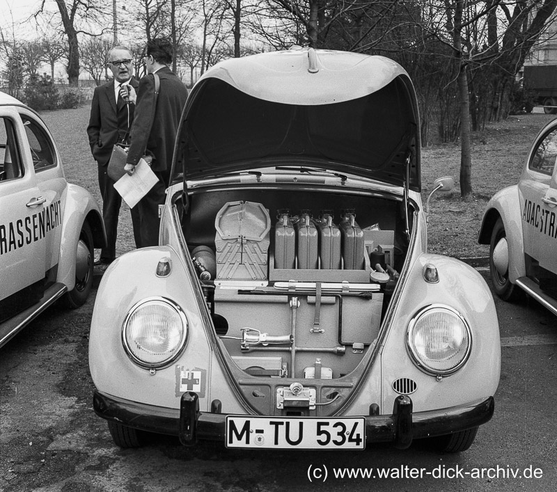 VW-Käfer als Pannenhilfsfahrzeug der ADAC Straßenwacht 1956