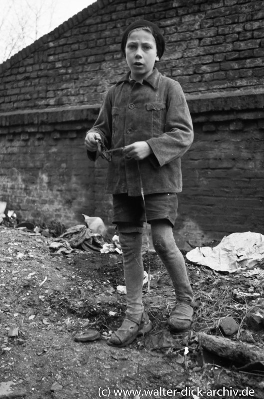 Junge mit Blechspielzeug in den Kölner Trümmern