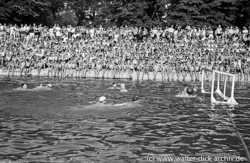 Zuschauer bei Schwimmwettkämpfen im Stadion 1948
