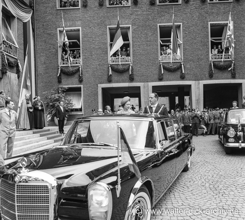 Die Queen vor dem spanischen Bau - Königin Elisabeth II. 1965