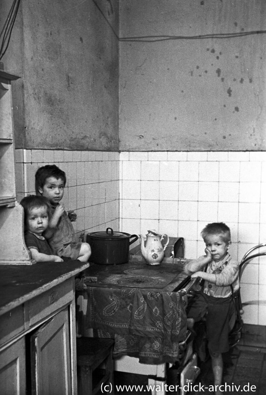 Drei Kölner Kleinkinder in einer Notunterkunft