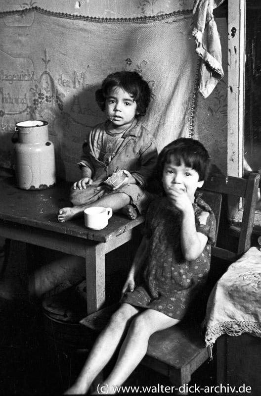 Zwei kleine Mädchen in einer Notunterkunft