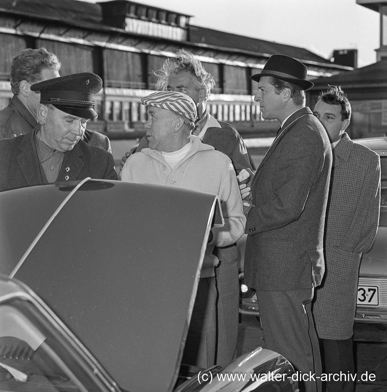 Der  Reichsgraf Berghe von Trips  mit Hut und Apfel 1959
