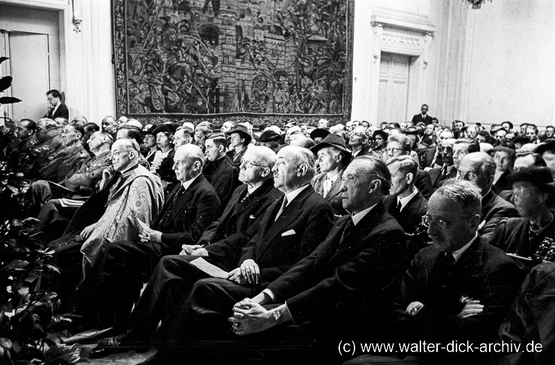 Konrad Adenauer bei der Wiedereröffnung der Kölner Musikhochschule 1946