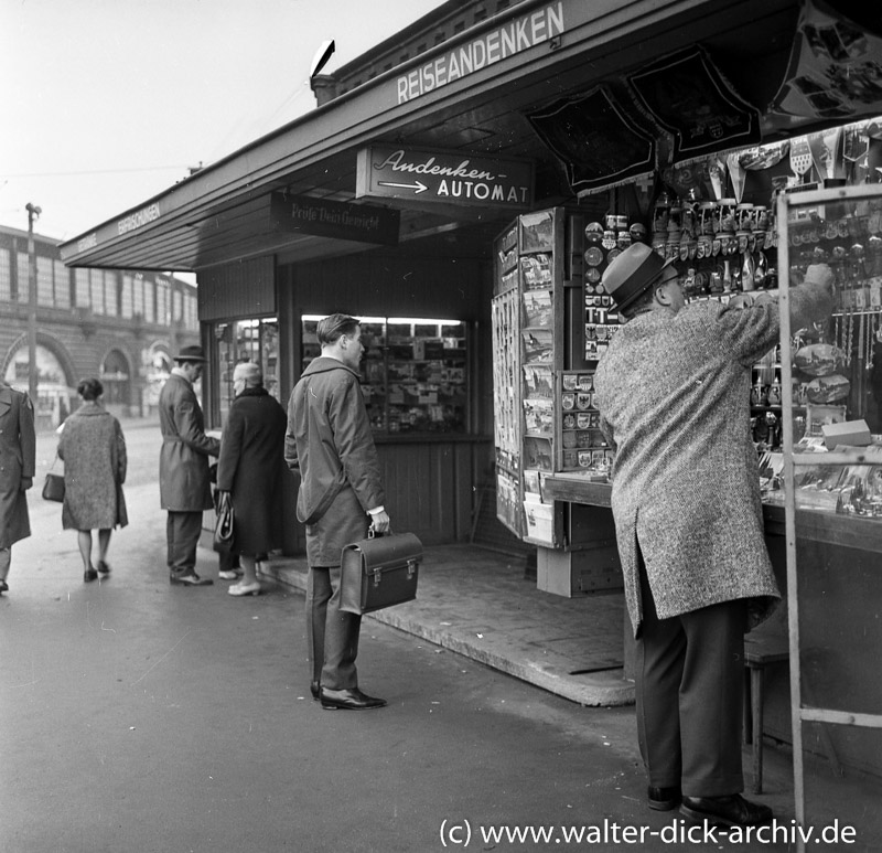 Andenkenbüdchen am Bahnhof 1958