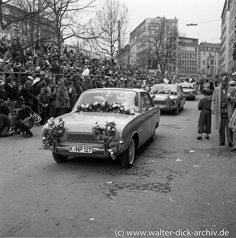 Blumengeschmückte Ford Limousinen im Kölner Rosenmontagszug