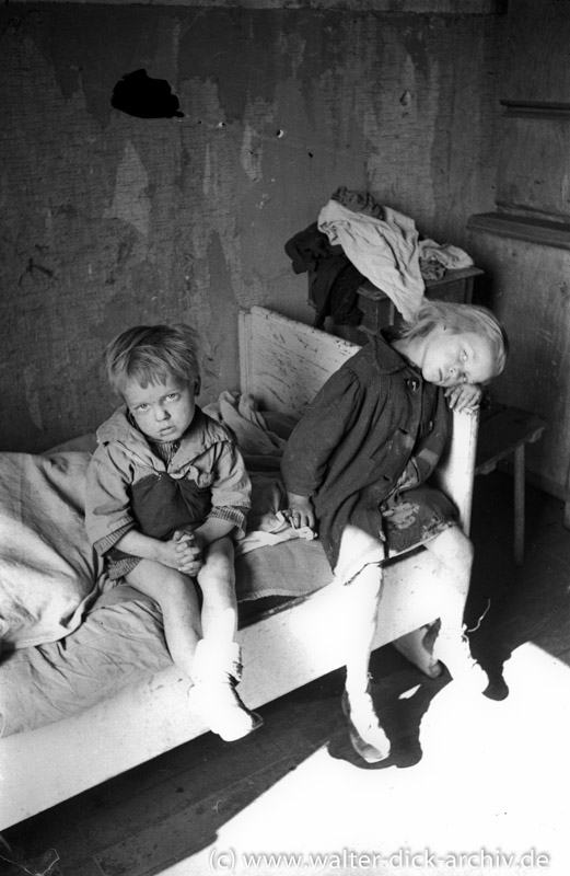 Zwei Kleinkinder in einer Kölner Notunterkunft