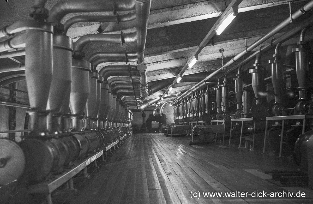 Walzenmahlwerke in der Auer Mühle 1963