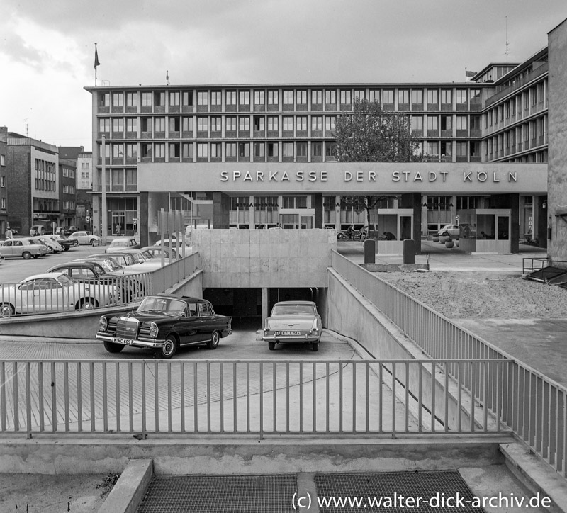 Autoschalter der Sparkasse und Tiefgarage 1961
