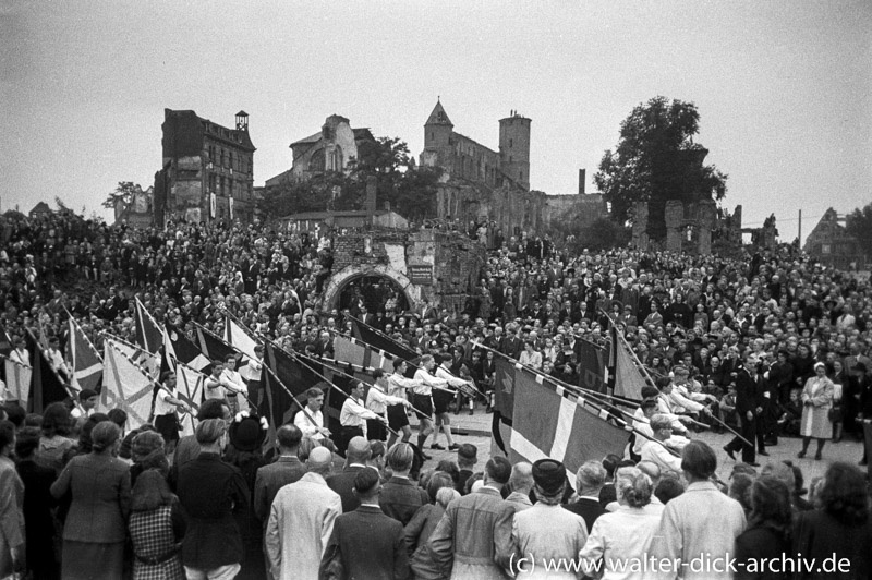 Festliche Prozession zur 700-Jahr-Feier des Kölner Doms