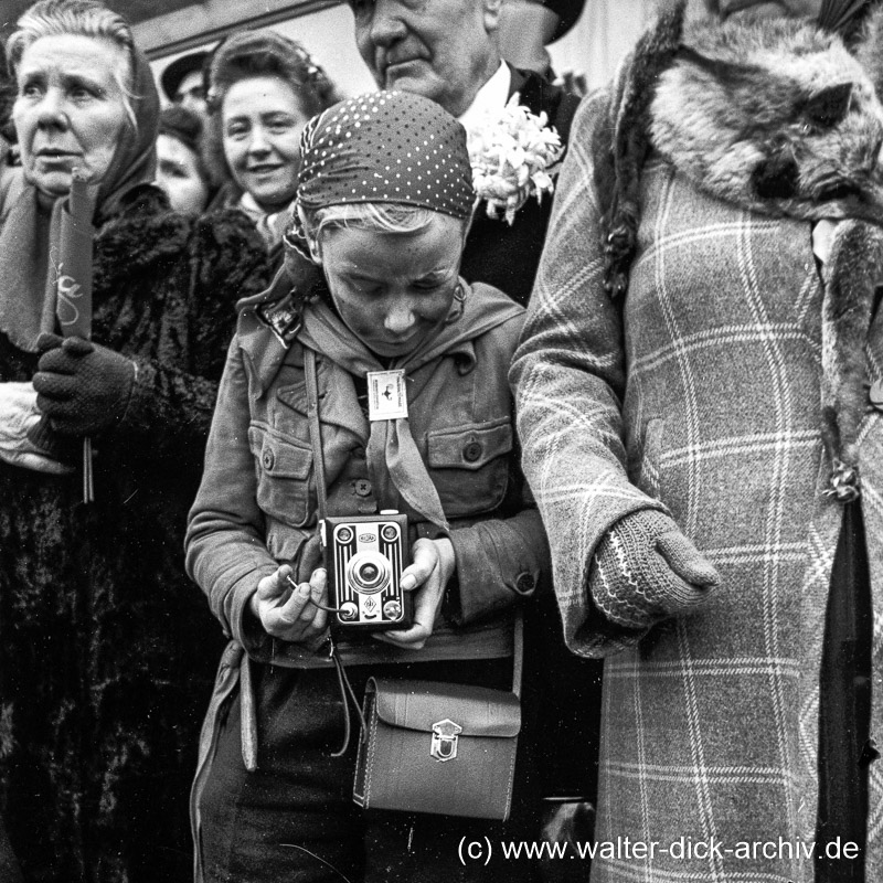 Ein kleiner Kollege beim Rosenmontagszug 1951