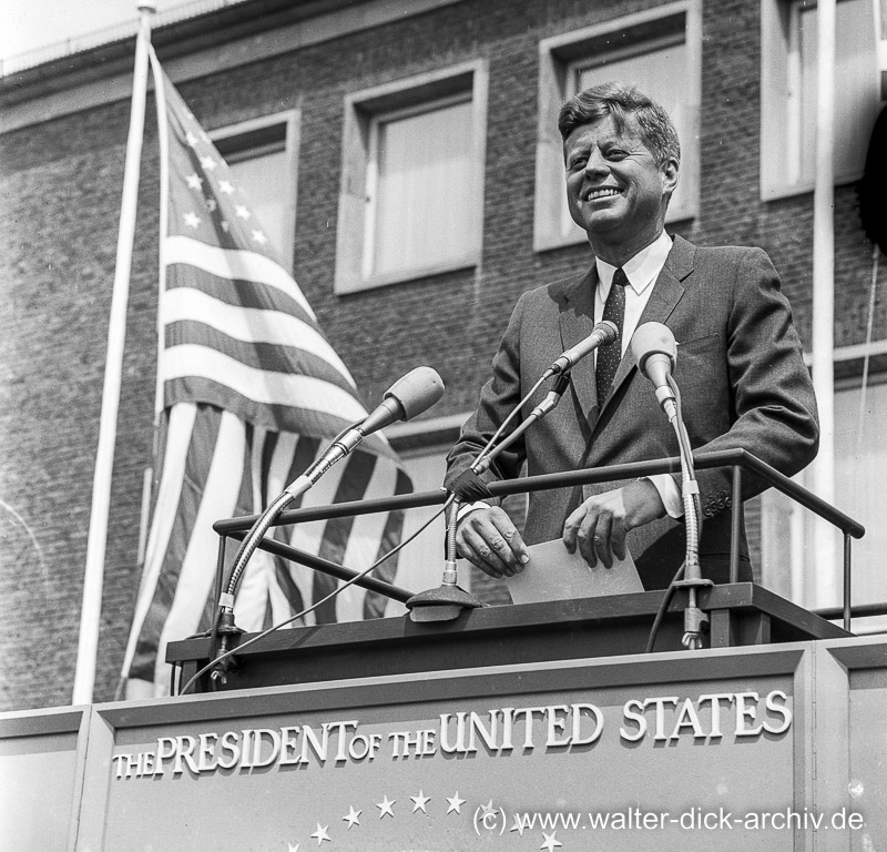 J.F. Kennedy hält eine Rede vor dem Kölner Rathaus 1963