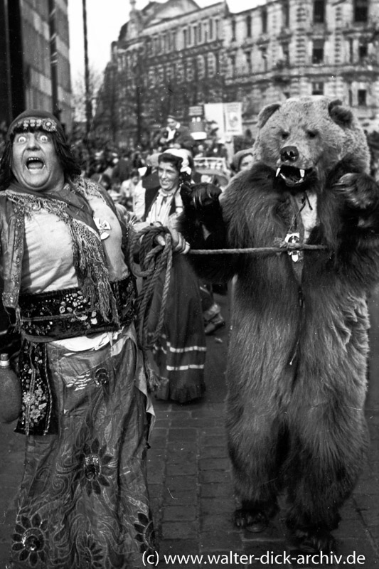 Kölsche Zigeuner mit einem Tanzbären 1950
