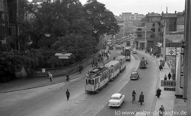 Straßenbahnstau vor St. Gereon 1954