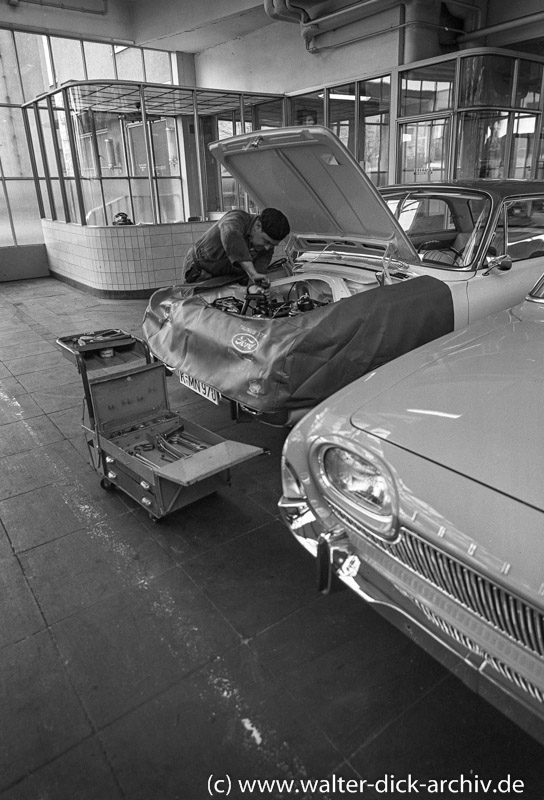 Inspektion und Kundendienst in einer Kölner Ford-Werkstatt