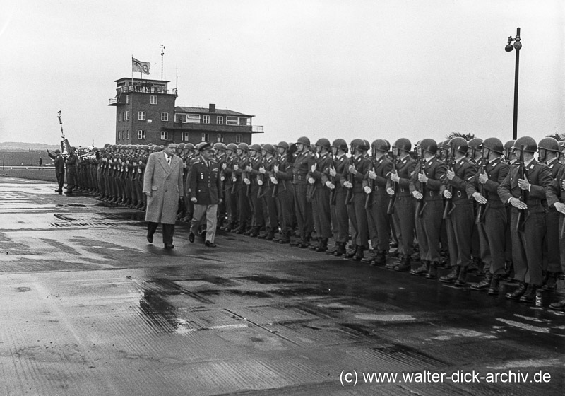 Verabschiedung mit militärischen Ehren 1956