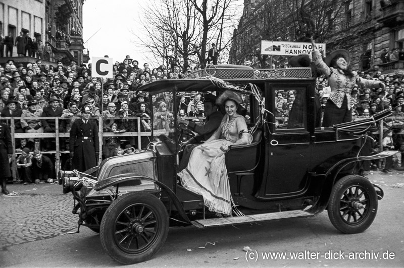 Oldtimer im Rosenmontagszug 1951